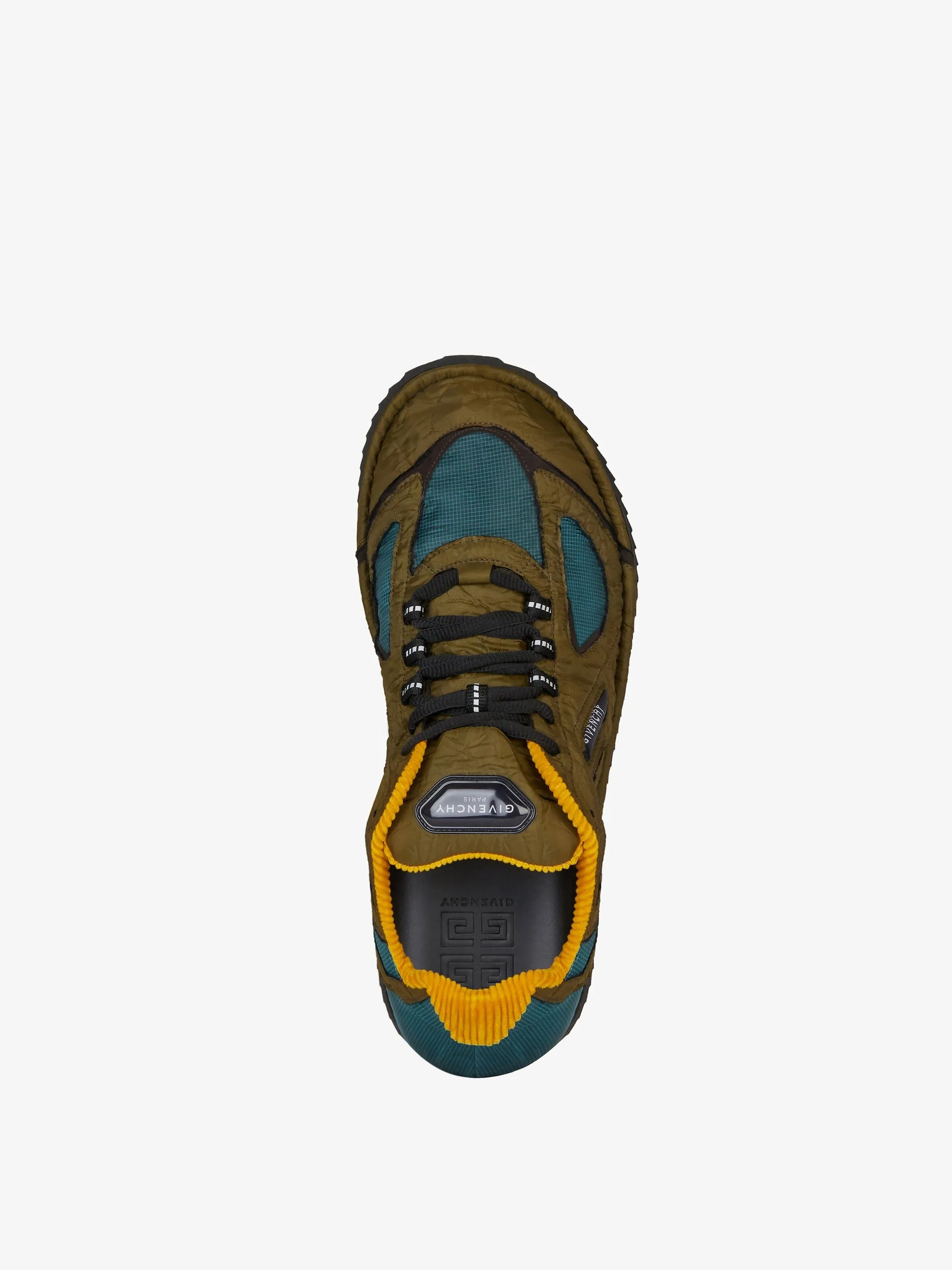Flat sneakers in synthetic fiber