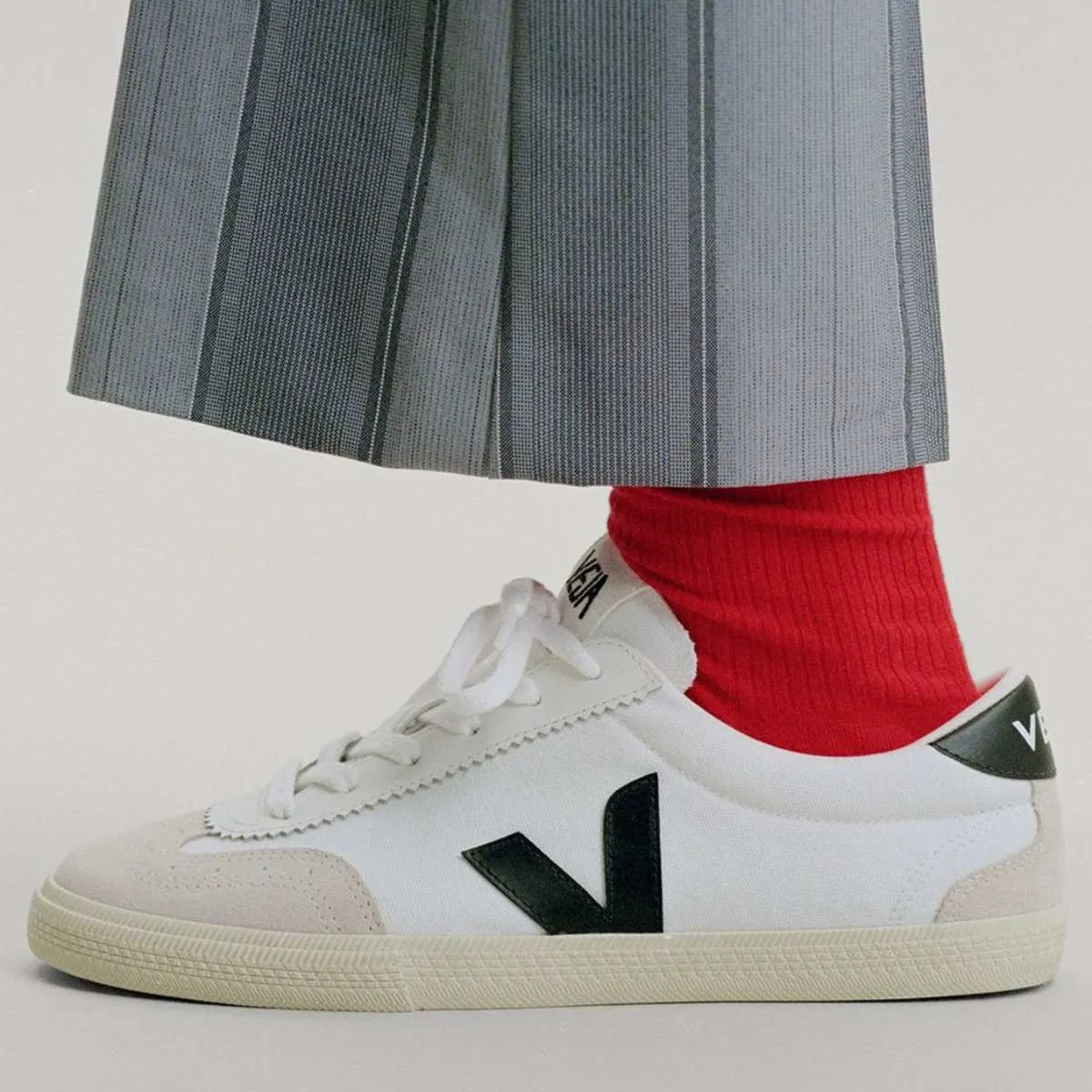 Veja Volley Canvas White/Black M